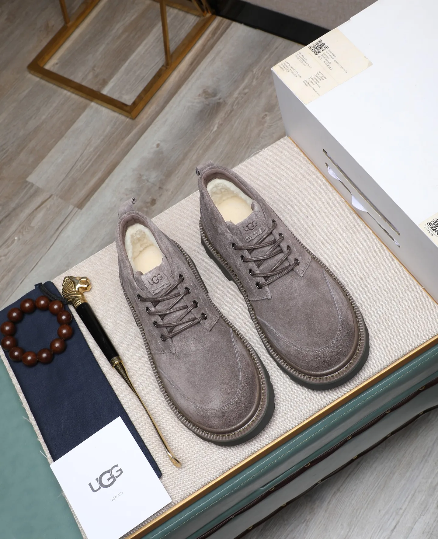 Men's shoes 💰640 (full genuine wool lining, 10% off for fake ones) Please pay attention to the quality of the original item and compare the thickness of the wool 🏮🏮 Popular UGG men's shoes from Australia's warm luxury brand, the official website is synchronized, Beckham men's style..., made of imported first-layer waxed cowhide, waxed toe cap, Australian real wool velvet lining Carefully sewn...Imported rubber Martin boots outsole (comfortable, soft, wear-resistant) The quality is really great...Exquisite workmanship, you won't be able to put it down at first sight, size 39-44 (customized in 45)